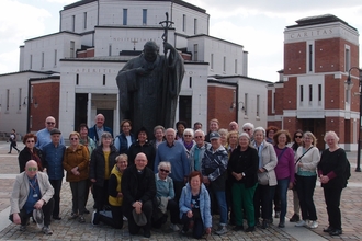 Die Pilgergruppe in Krakau vor der Basilika im Zentrum Johannes Paul II.